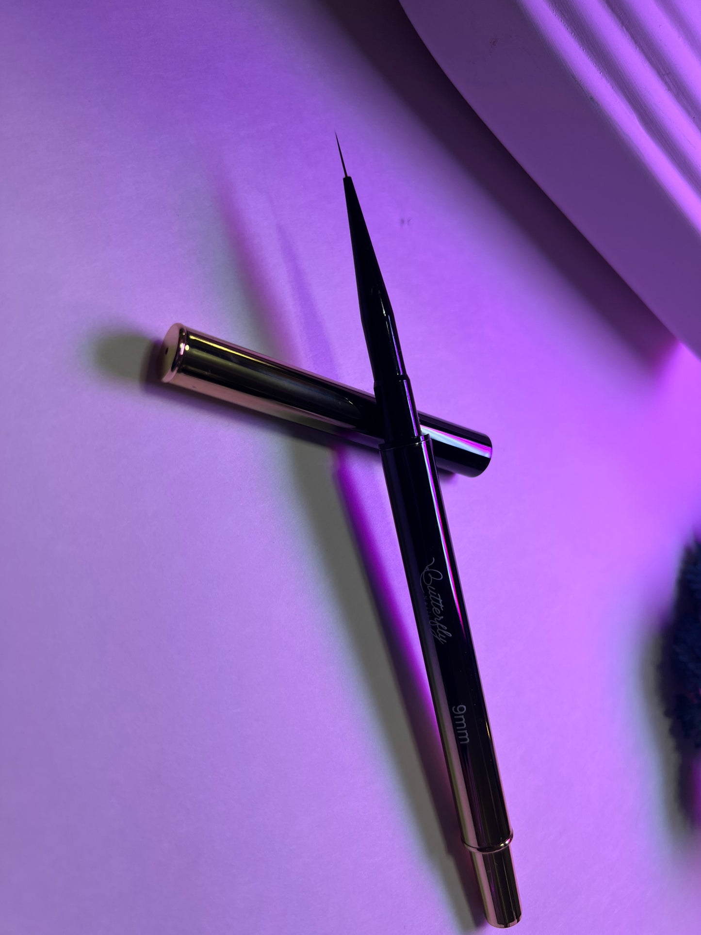 Pincel liner de 9 mm negro y dorado