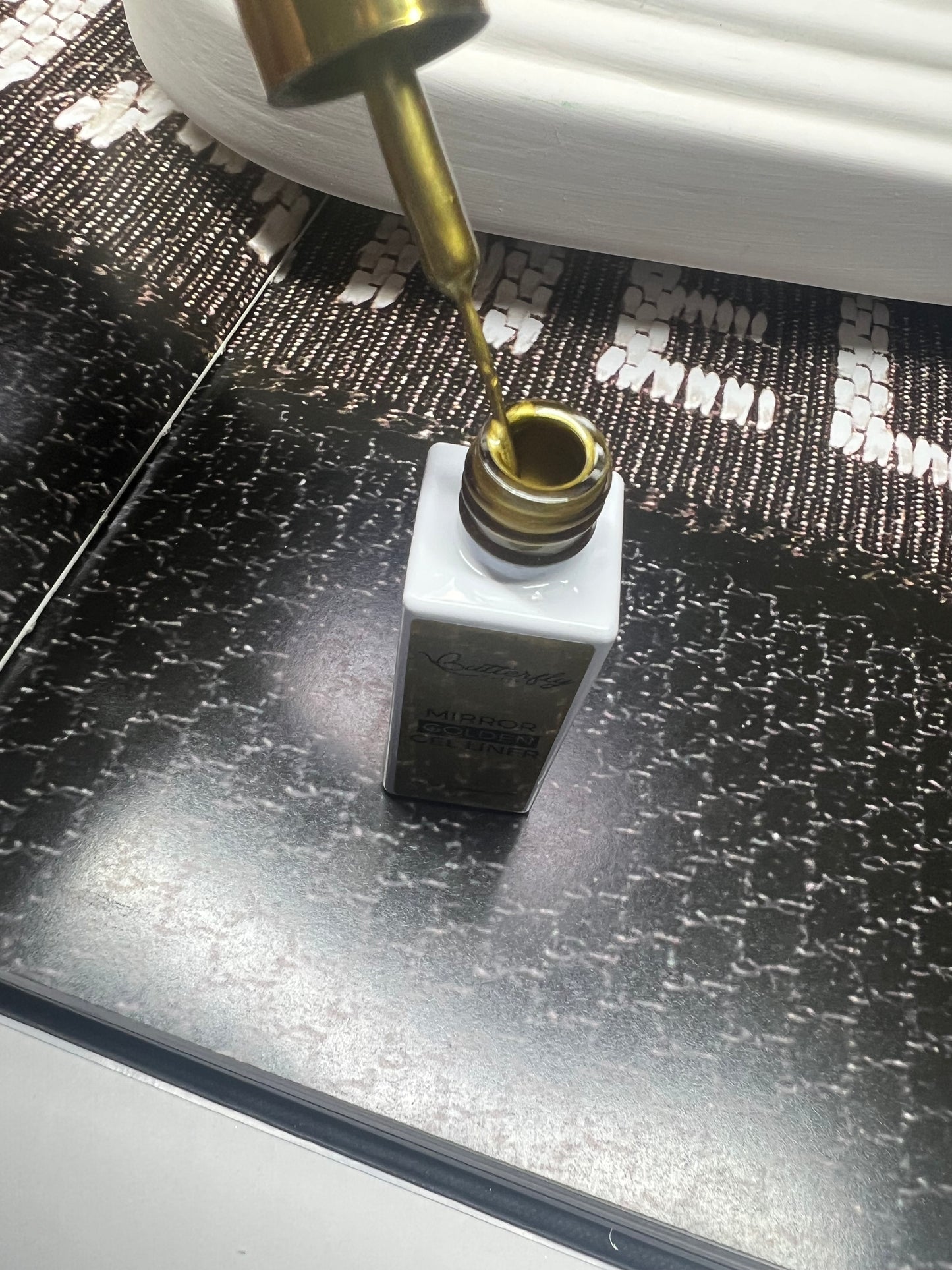 Liner Efecto espejo dorado liquid