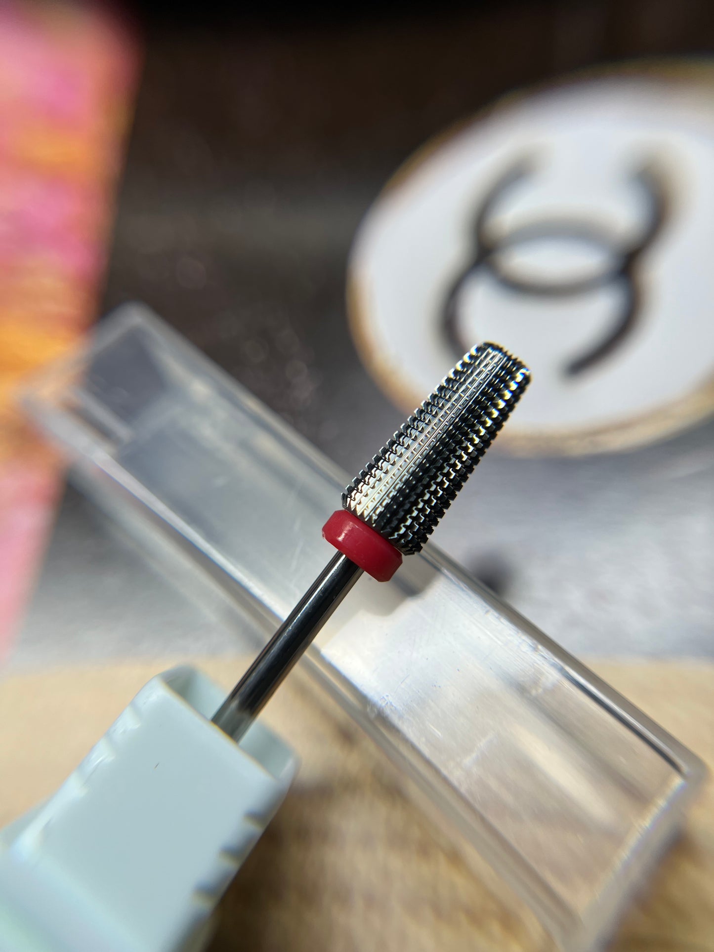 Broca 5 en 1 ( cinta roja ) grano medio para sellado de cutícula .