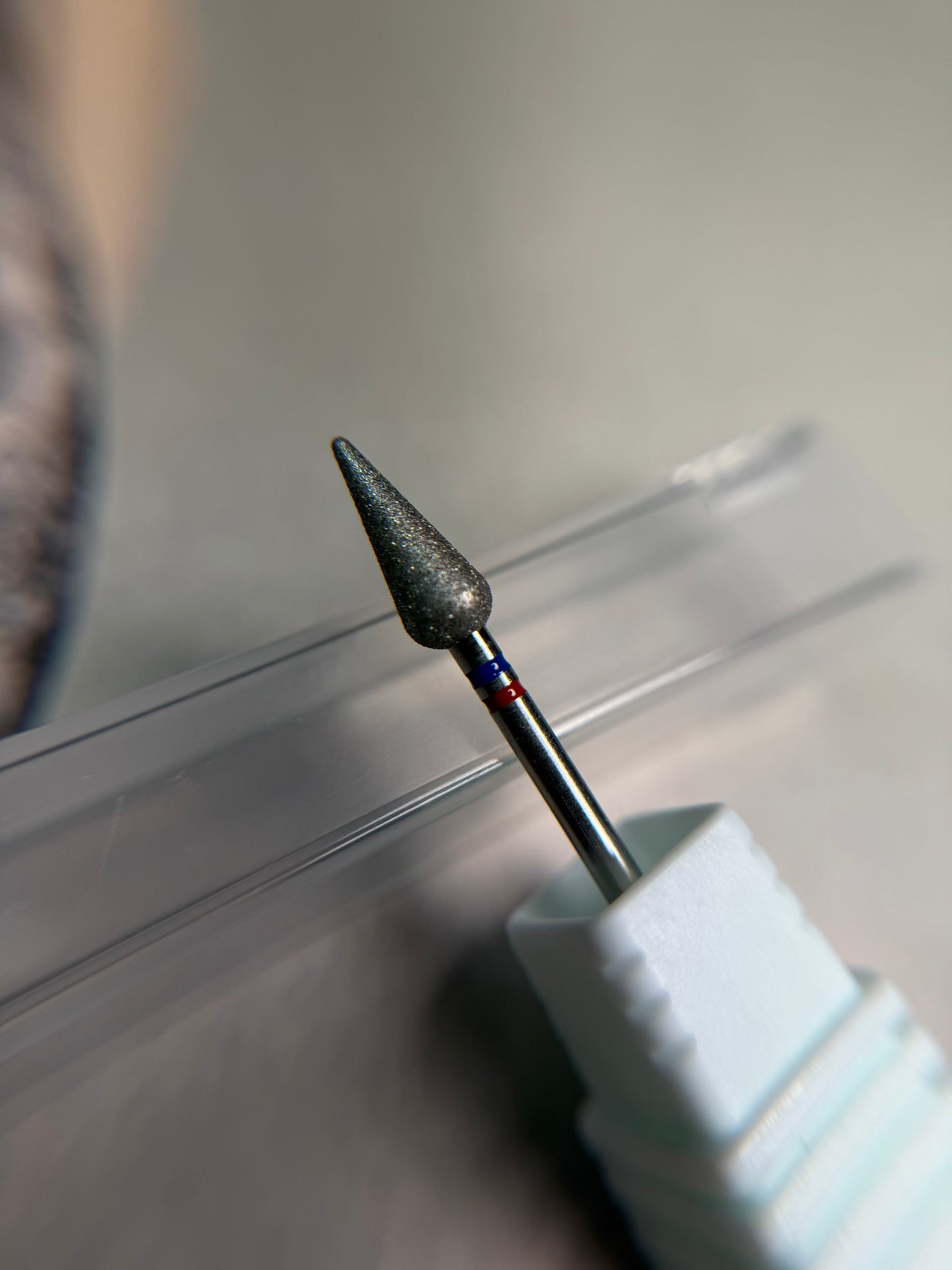 Punta pera cinta roja y azul en una