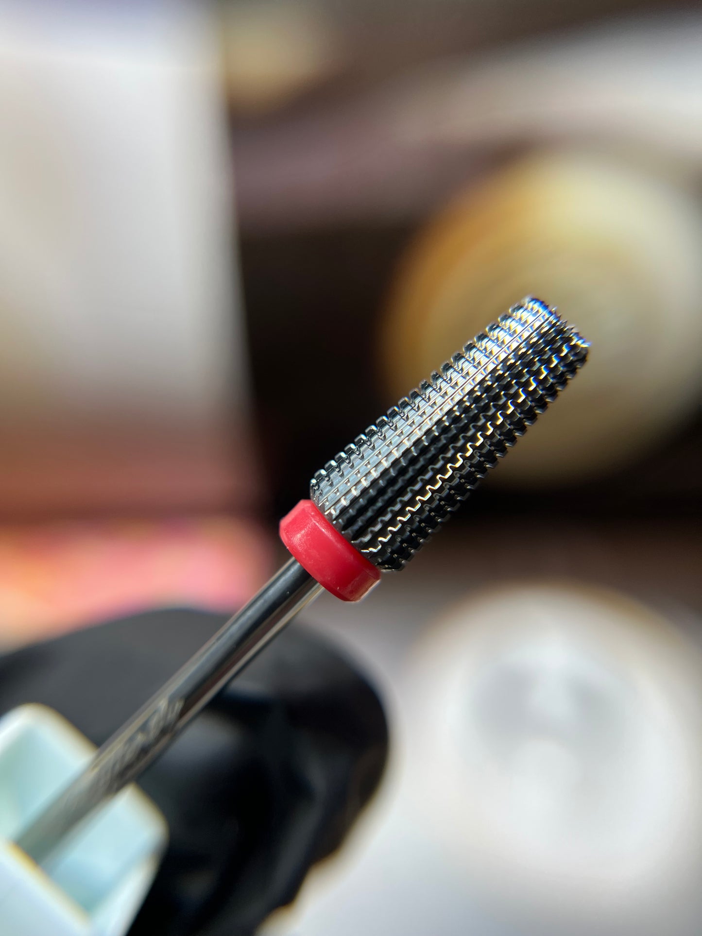 Broca 5 en 1 ( cinta roja ) grano medio para sellado de cutícula .