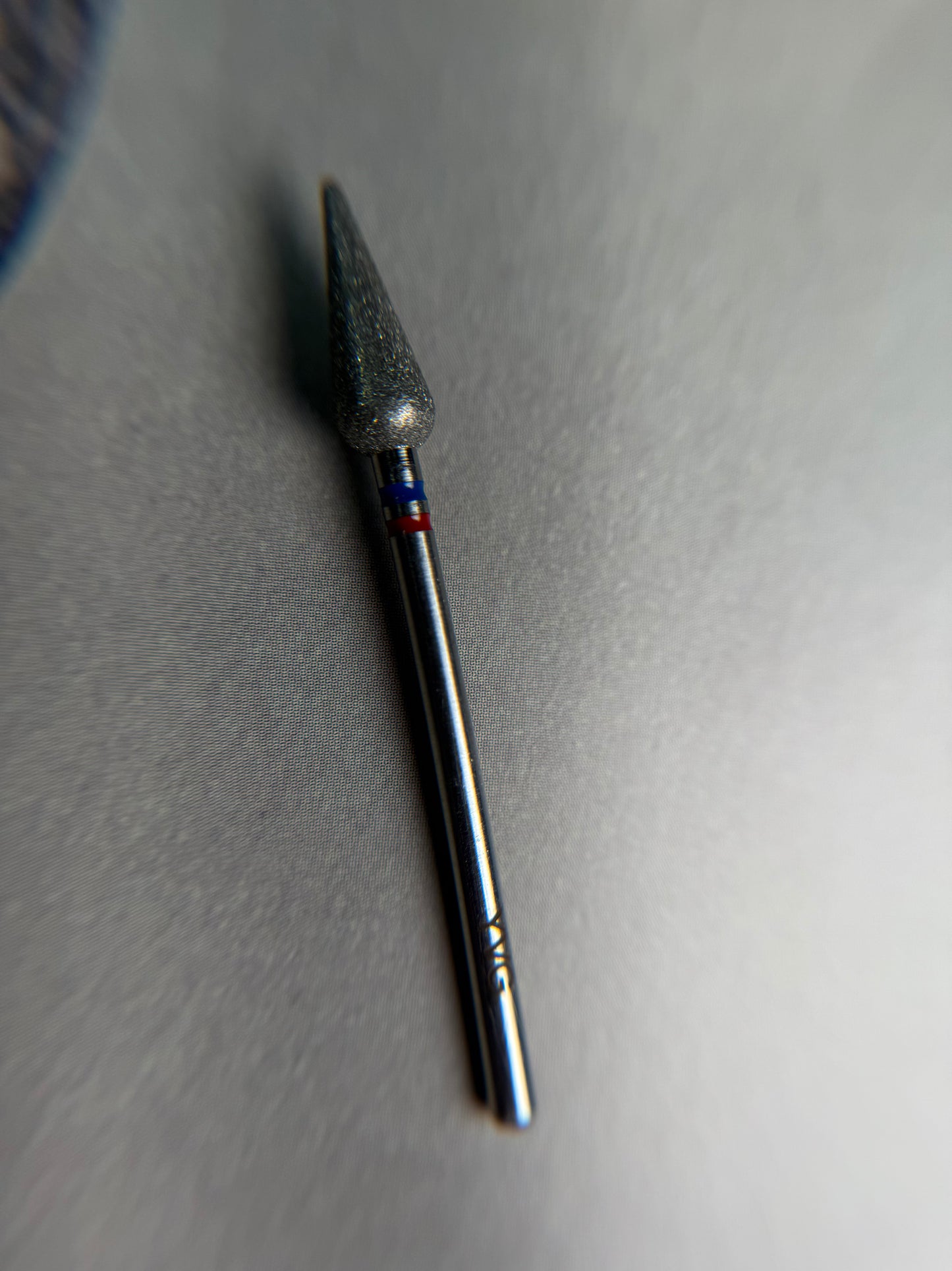 Punta pera cinta roja y azul en una