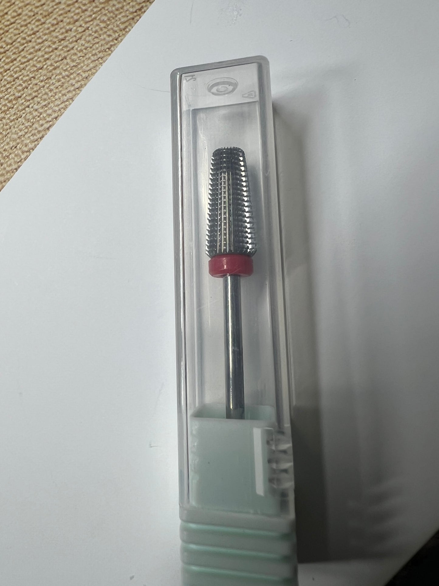 Broca 5 en 1 ( cinta roja ) grano medio para sellado de cutícula .