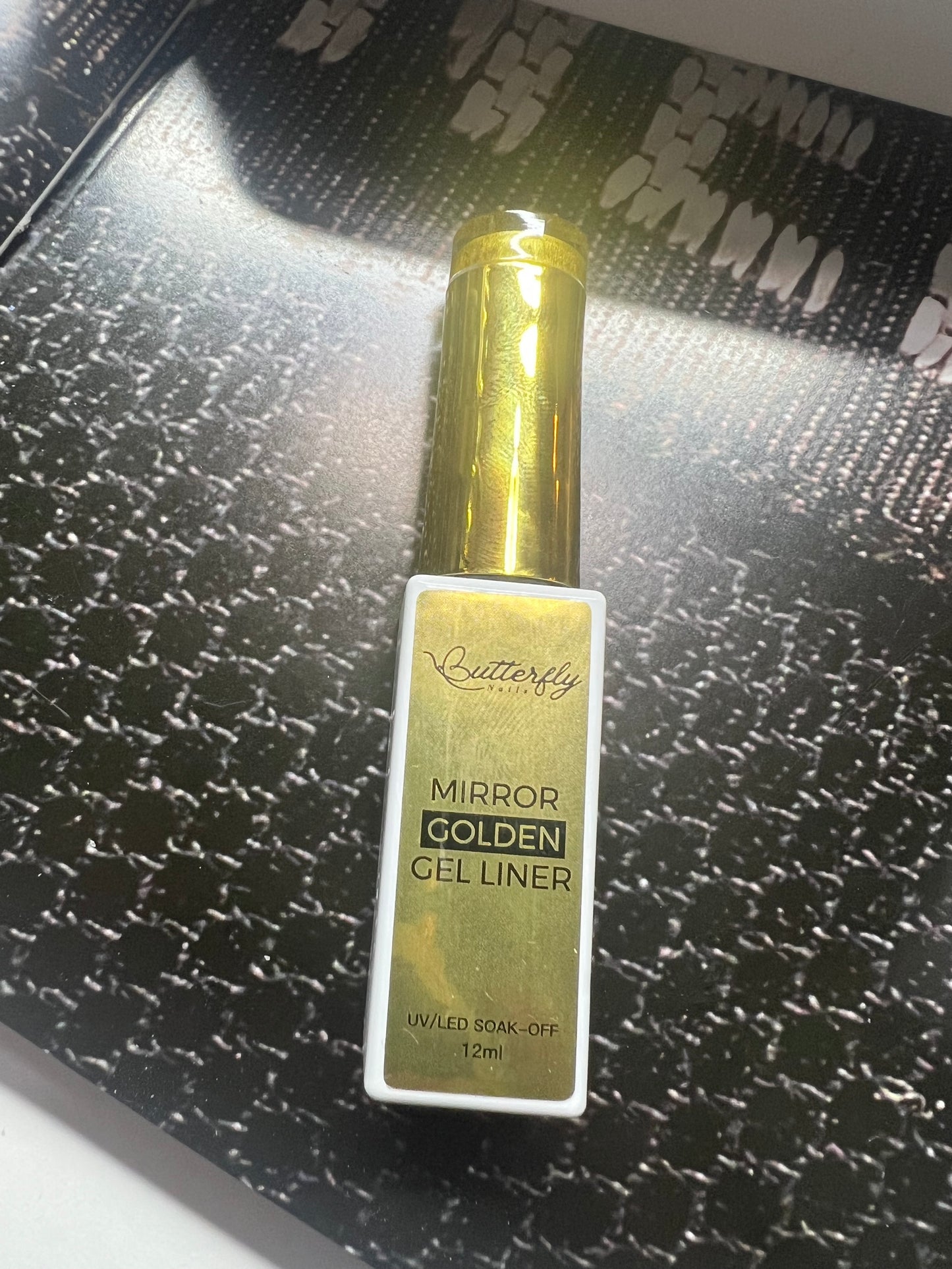 Liner Efecto espejo dorado liquid