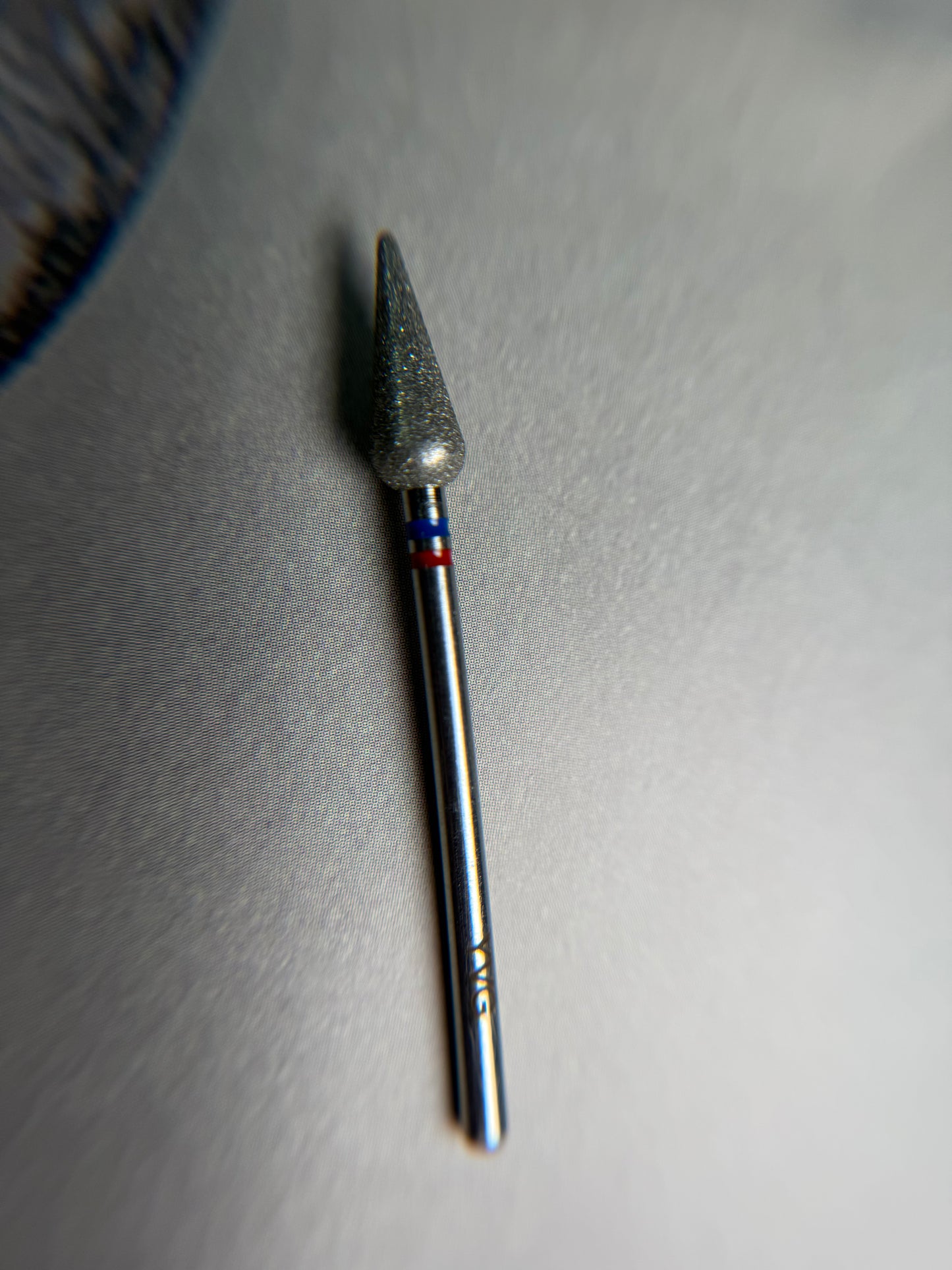 Punta pera cinta roja y azul en una