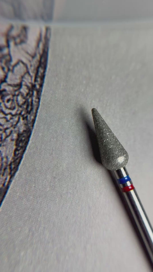 Punta pera cinta roja y azul en una